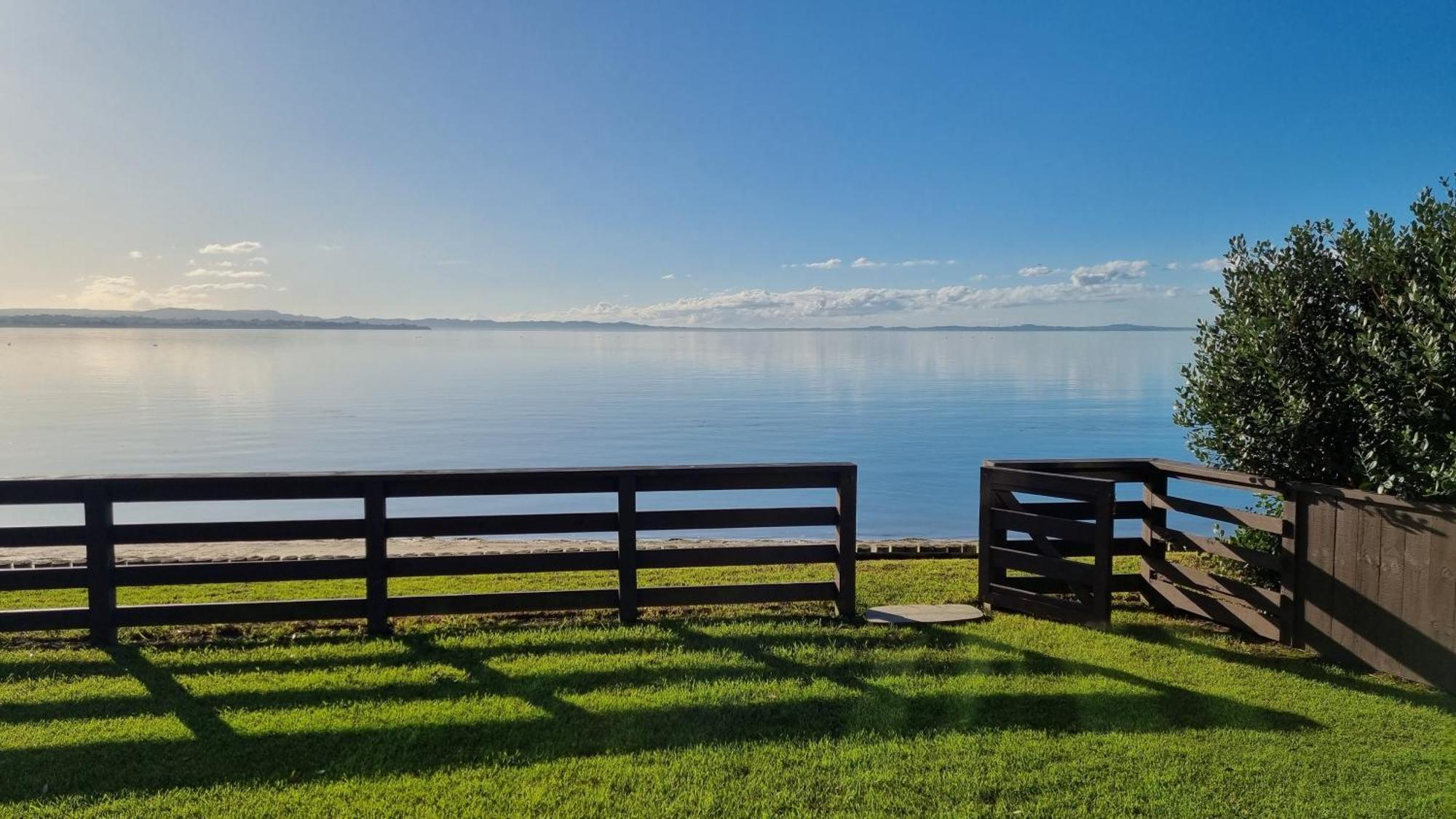 Red Rock Cottage, Beachfront Luxury Clarks Beach Exterior foto